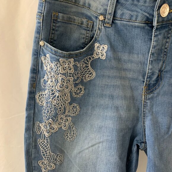9th & Main Womens Jeans Embroidered Floral White Design, Size 16 - Picture 5 of 16